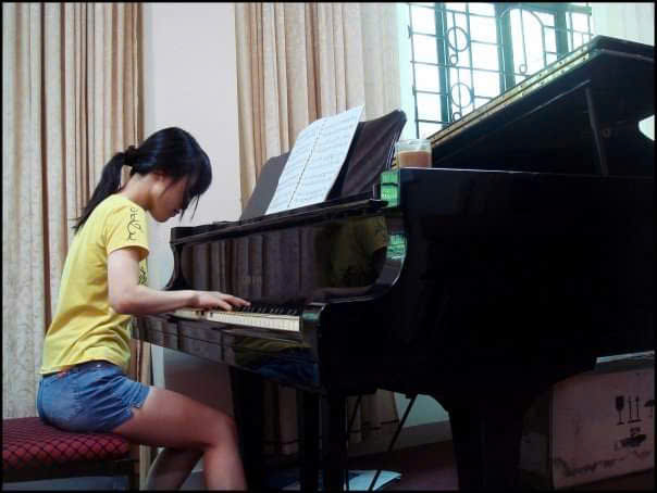 Cô bé Thuyên Hà hăng say luyện tập trong phòng đàn tại Nhạc viện