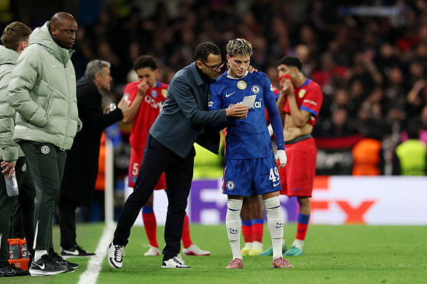 HLV Chelsea nhận ‘mưa gạch đá’ vì hành động ‘lạ’ ở phút 84 khi đang thua PSG 2-8 ở Champions League - Ảnh 2.