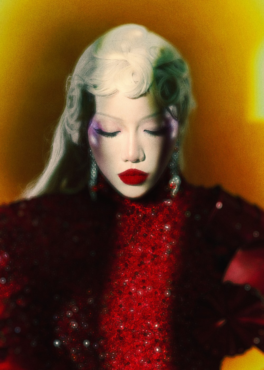 “Giả vờ” của Phùng Khánh Linh: Khi con người chọn ở lại trong sự phủ nhận - Ảnh 3.