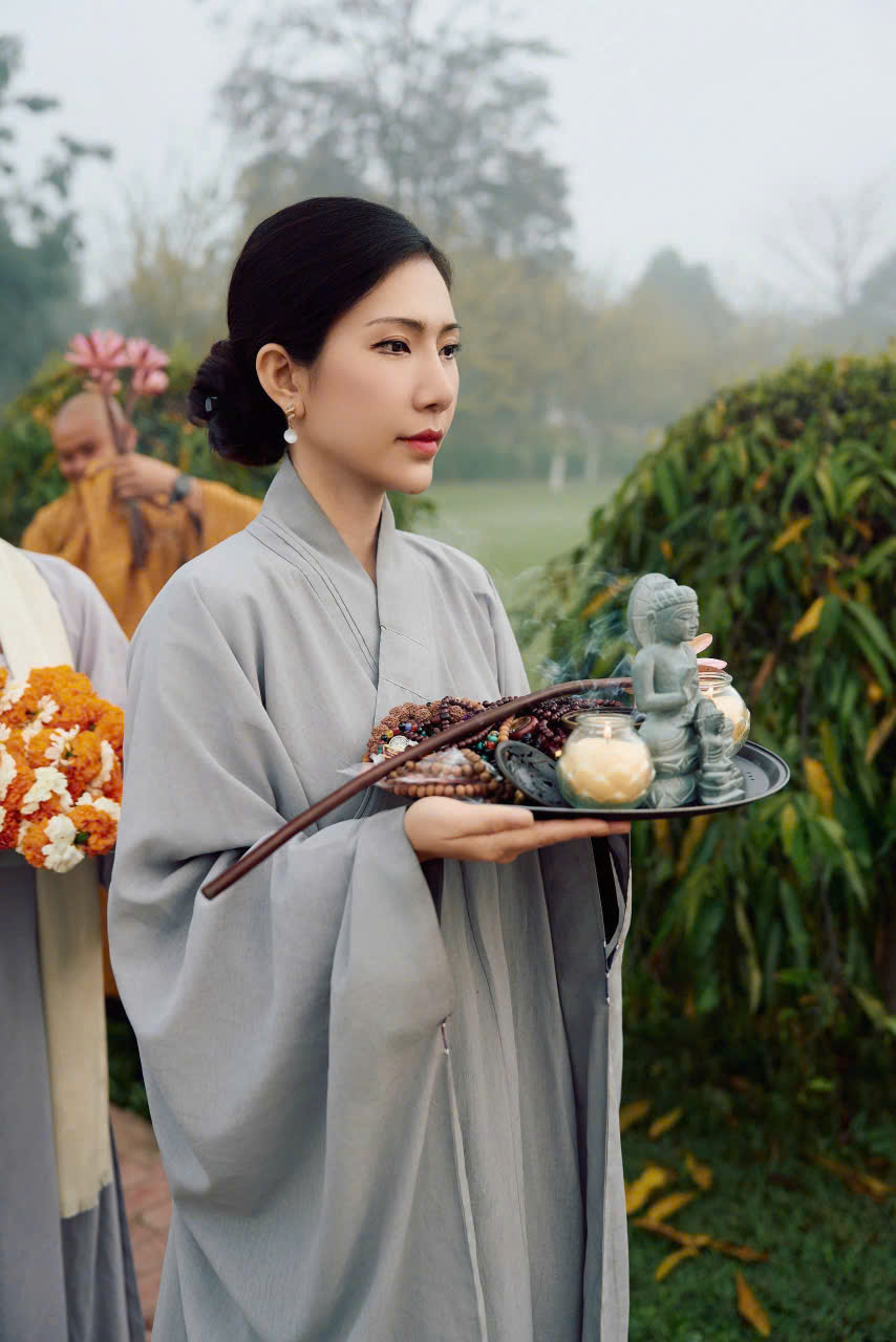 Hoa hậu Hoàng Y Nhung và chuyến hành hương đặc biệt tại Ấn Độ  - Ảnh 2.