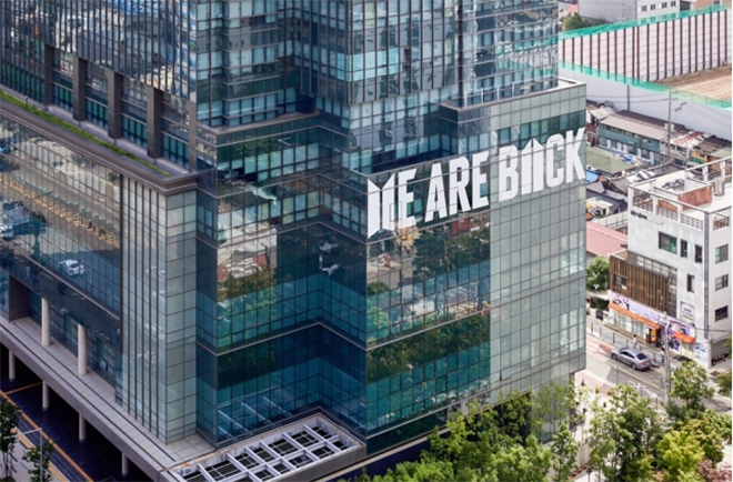 Seoul đang biến thành sân khấu rộng lớn chào đón sự trở lại của BTS - Ảnh 1.