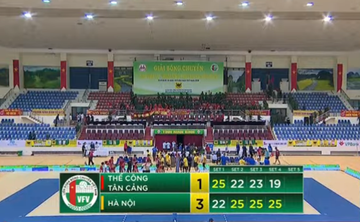 Bị dẫn trước ở set 1 nhưng CLB bóng chuyền nam Hà Nội đã ngược dòng đánh bại Thể Công Tân Cảng 3-1 ở cúp Hoa Lư Bình Điền 2026.