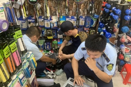 2.000 lõi vợt pickleball không rõ nguồn gốc bị cơ quan chức năng phát hiện và niêm phong - Ảnh 1.