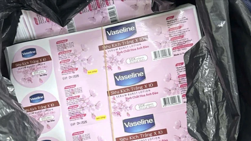 Công an Thành phố Hồ Chí Minh cảnh báo hiểm họa từ mỹ phẩm giả - Ảnh 1. Công an Thành phố Hồ Chí Minh cảnh báo hiểm họa từ mỹ phẩm giả - Ảnh 1.