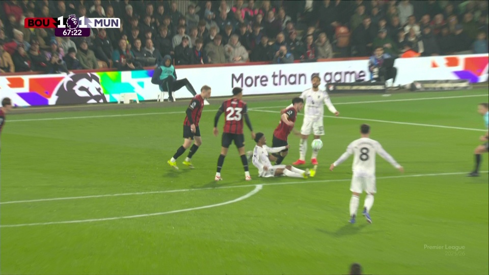 Tình huống gây tranh cãi nhất ở trận đấu của MU: Trọng tài 'quên' thổi 11m và bàn gỡ hòa chóng vánh - Ảnh 1.