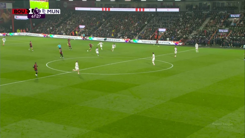 Tình huống gây tranh cãi nhất ở trận đấu của MU: Trọng tài 'quên' thổi 11m và bàn gỡ hòa chóng vánh - Ảnh 2.