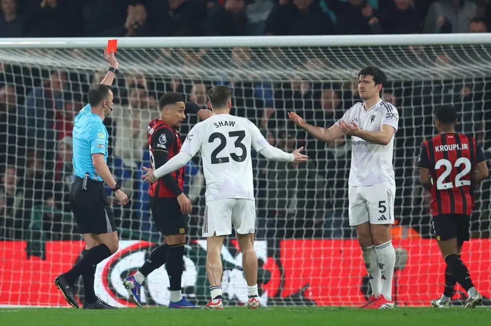 Tình huống gây tranh cãi nhất ở trận đấu của MU: Trọng tài 'quên' thổi 11m và bàn gỡ hòa chóng vánh - Ảnh 4.