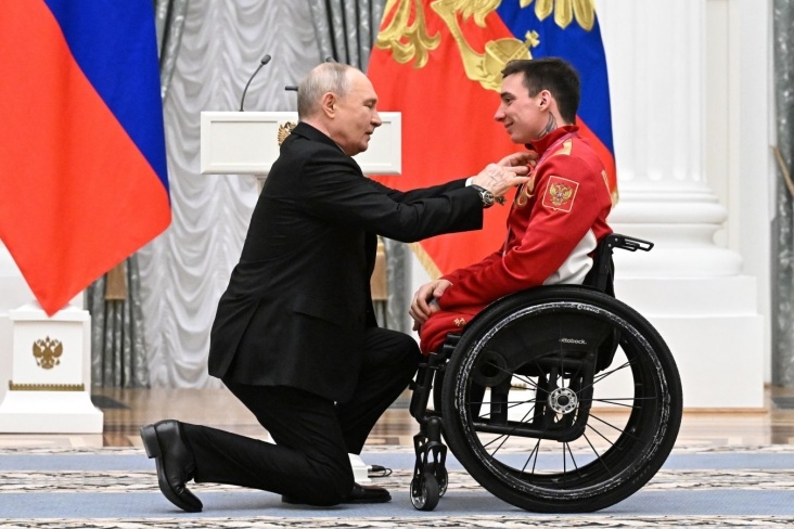 Tổng thống Nga Putin quỳ 1 gối khi trao thưởng cho nhà vô địch Paralympic - Ảnh 1. Tổng thống Nga Putin quỳ 1 gối khi trao thưởng cho nhà vô địch Paralympic - Ảnh 1.