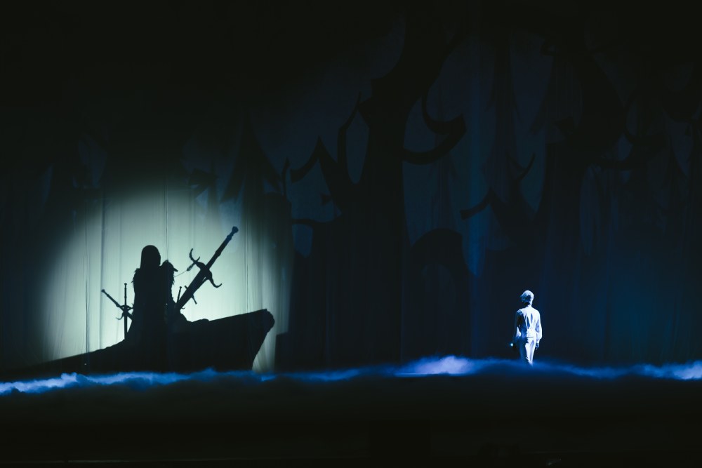 “Giữa một vạn tour” của Phùng Khánh Linh: Hai tiếng chưa thoả “cơn ghiền” - Ảnh 1.