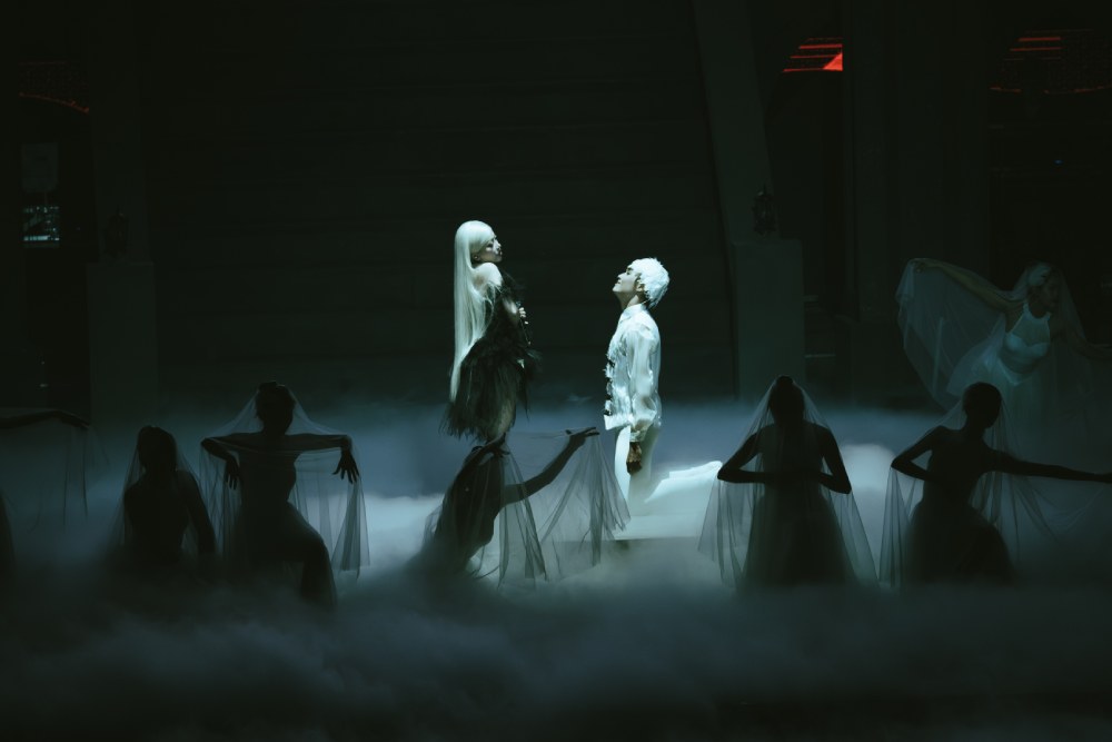 “Giữa một vạn tour” của Phùng Khánh Linh: Hai tiếng chưa thoả “cơn ghiền” - Ảnh 2.