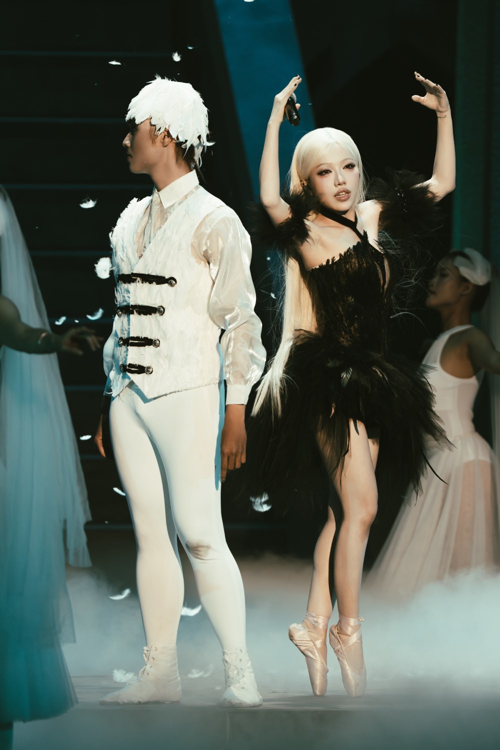 “Giữa một vạn tour” của Phùng Khánh Linh: Hai tiếng chưa thoả “cơn ghiền” - Ảnh 4.