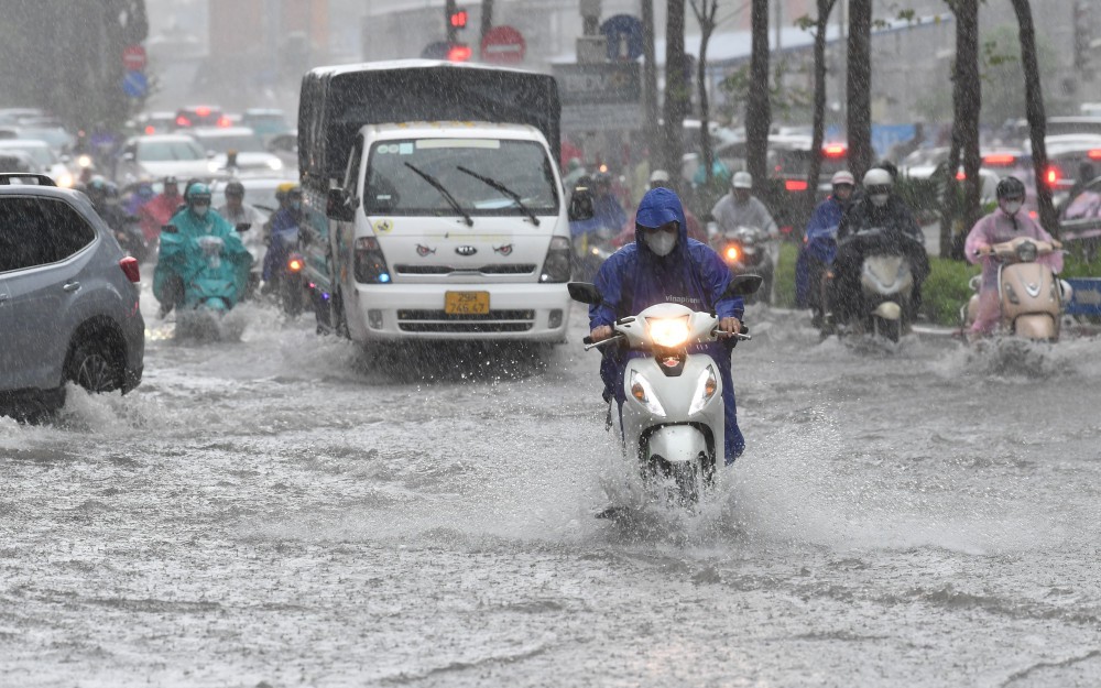Dự báo thời tiết ngày 24/3: Trung Bộ mưa dông, cảnh báo thời tiết nguy hiểm