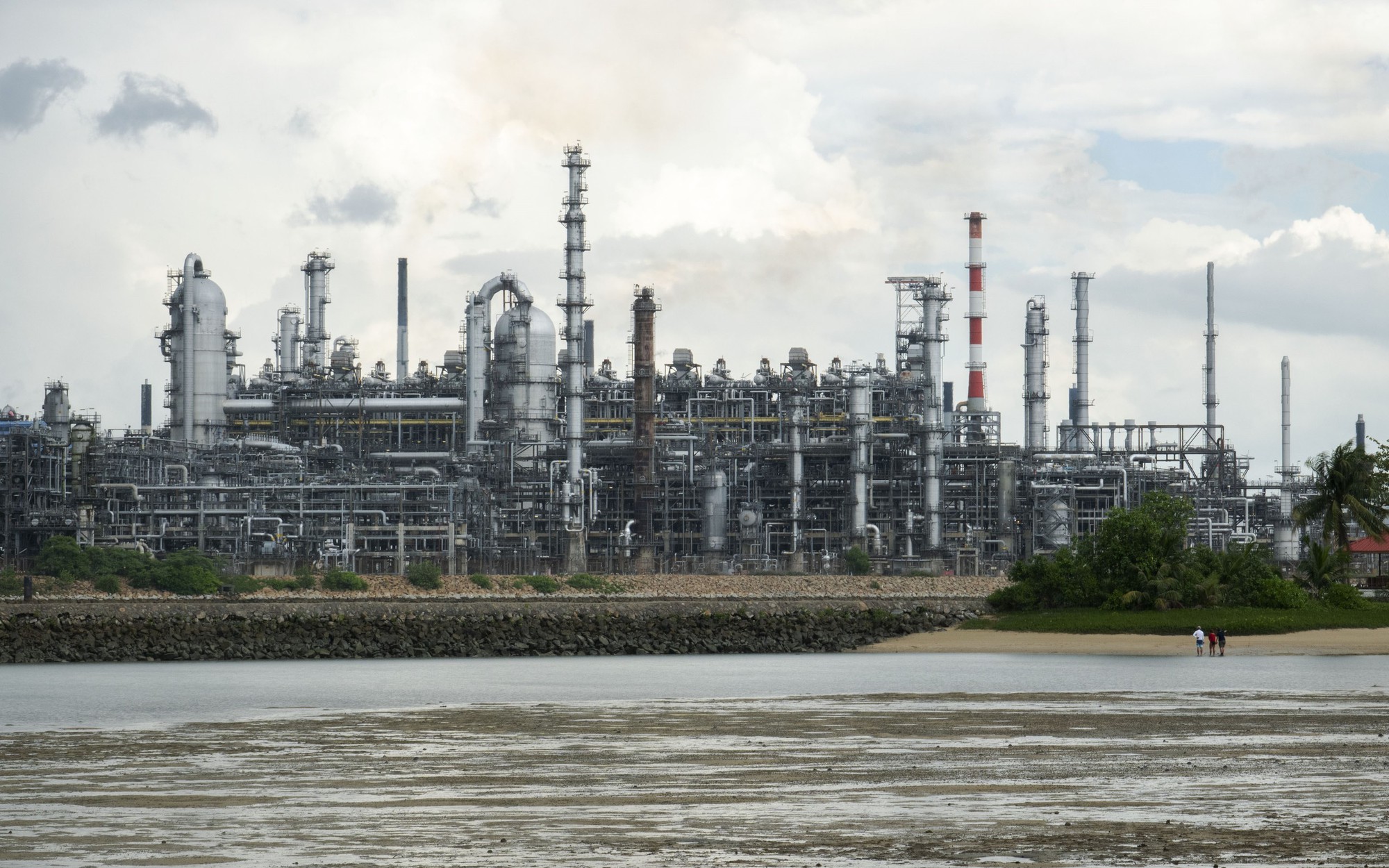 Giá dầu biến động mạnh sau các thông tin mới Trung Đông