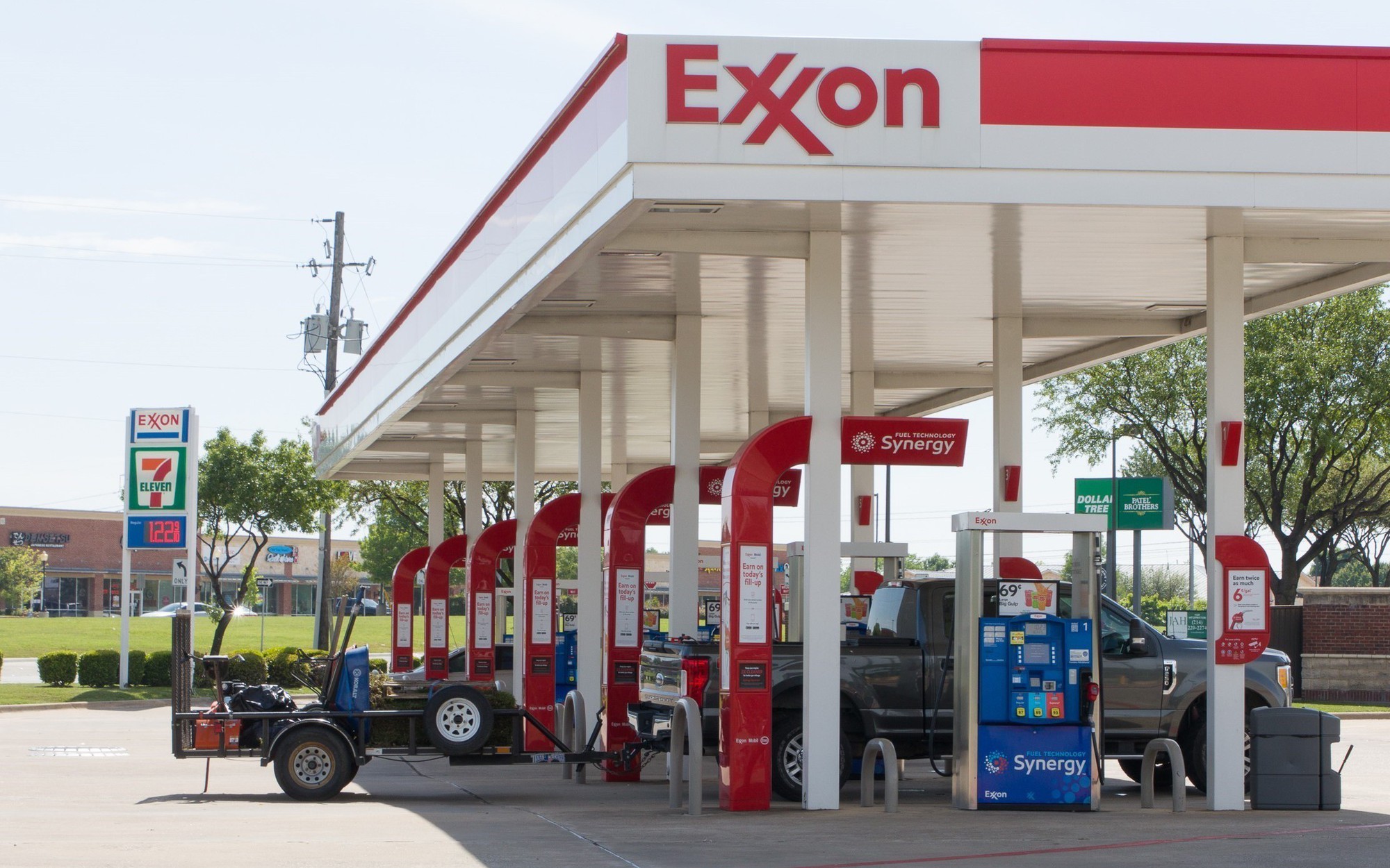 Giá dầu thế giới giảm mạnh sau động thái "xuống thang" của Mỹ