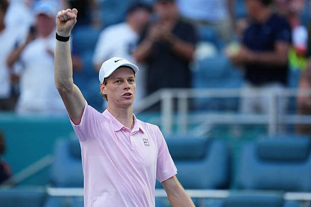 Với chiến thắng mới nhất, Sinner trở thành tay vợt thứ tư trong lịch sử giành ít nhất 15 trận thắng liên tiếp tại chuỗi giải “Sunshine Double” (Indian Wells và Miami), sánh ngang những huyền thoại như Roger Federer, Novak Djokovic và chính Carlos Alcaraz