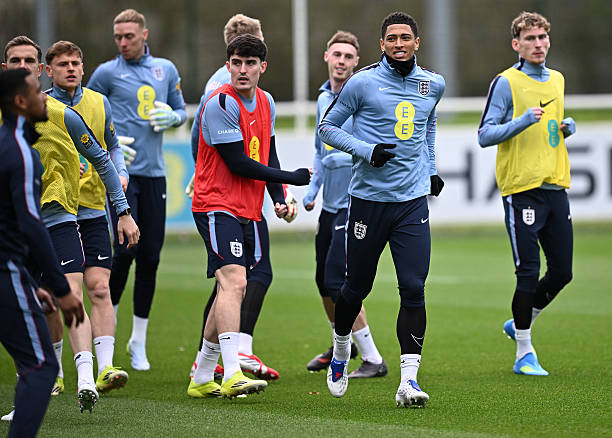 Các cầu thủ Anh tập luyện trước trận giao hữu với Uruguay Các cầu thủ Anh tập luyện trước trận giao hữu với Uruguay