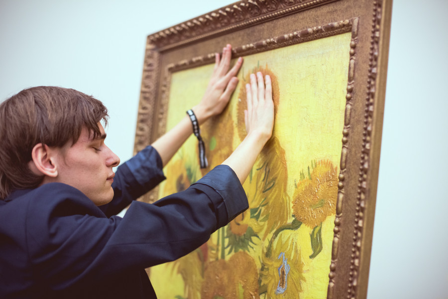 Trải nghiệm nghệ thuật giúp người khiếm thị cảm nhận Van Gogh tại Bảo tàng ở Amsterdam - Ảnh 2. Trải nghiệm nghệ thuật giúp người khiếm thị cảm nhận Van Gogh tại Bảo tàng ở Amsterdam - Ảnh 2.