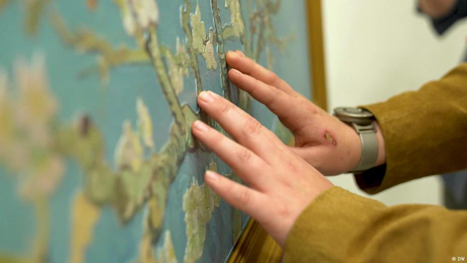 Trải nghiệm nghệ thuật giúp người khiếm thị cảm nhận Van Gogh tại Bảo tàng ở Amsterdam - Ảnh 3. Trải nghiệm nghệ thuật giúp người khiếm thị cảm nhận Van Gogh tại Bảo tàng ở Amsterdam - Ảnh 3.