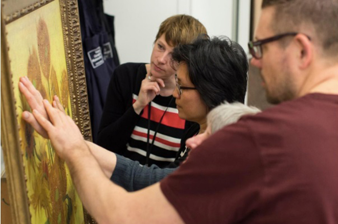 Trải nghiệm nghệ thuật giúp người khiếm thị cảm nhận Van Gogh tại Bảo tàng ở Amsterdam - Ảnh 5. Trải nghiệm nghệ thuật giúp người khiếm thị cảm nhận Van Gogh tại Bảo tàng ở Amsterdam - Ảnh 5.