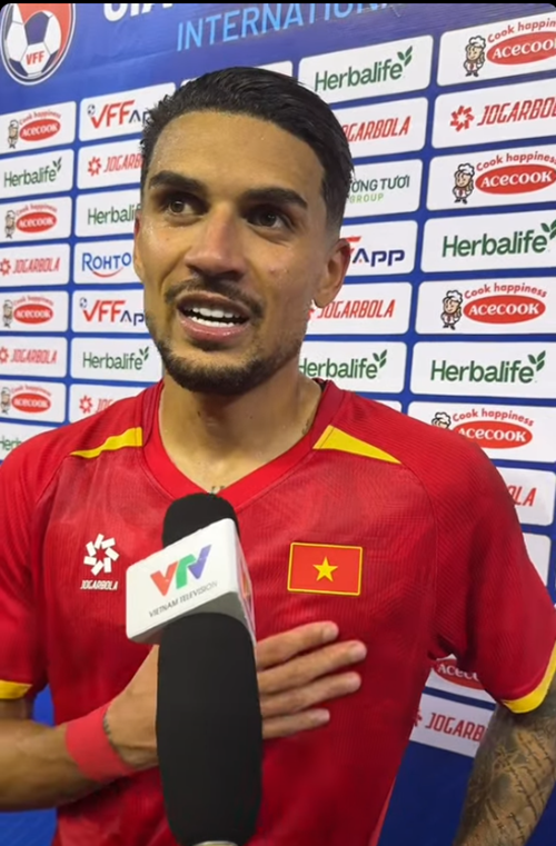 V&igrave; sao Ho&agrave;ng H&ecirc;n trả lời tiếng Việt d&ugrave; được hỏi bằng tiếng Anh, l&yacute; do ph&iacute;a sau khiến NHM ng&atilde; ngửa