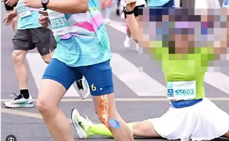 MXH Trung Quốc phẫn nộ với nữ runner xoạc chân tạo dáng tập yoga trên đường chạy marathon - Ảnh 1.