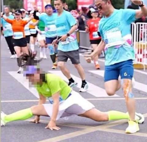 MXH Trung Quốc phẫn nộ với nữ runner xoạc chân tạo dáng tập yoga trên đường chạy marathon - Ảnh 2.