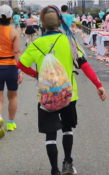 MXH Trung Quốc phẫn nộ với nữ runner xoạc chân tạo dáng tập yoga trên đường chạy marathon - Ảnh 3.