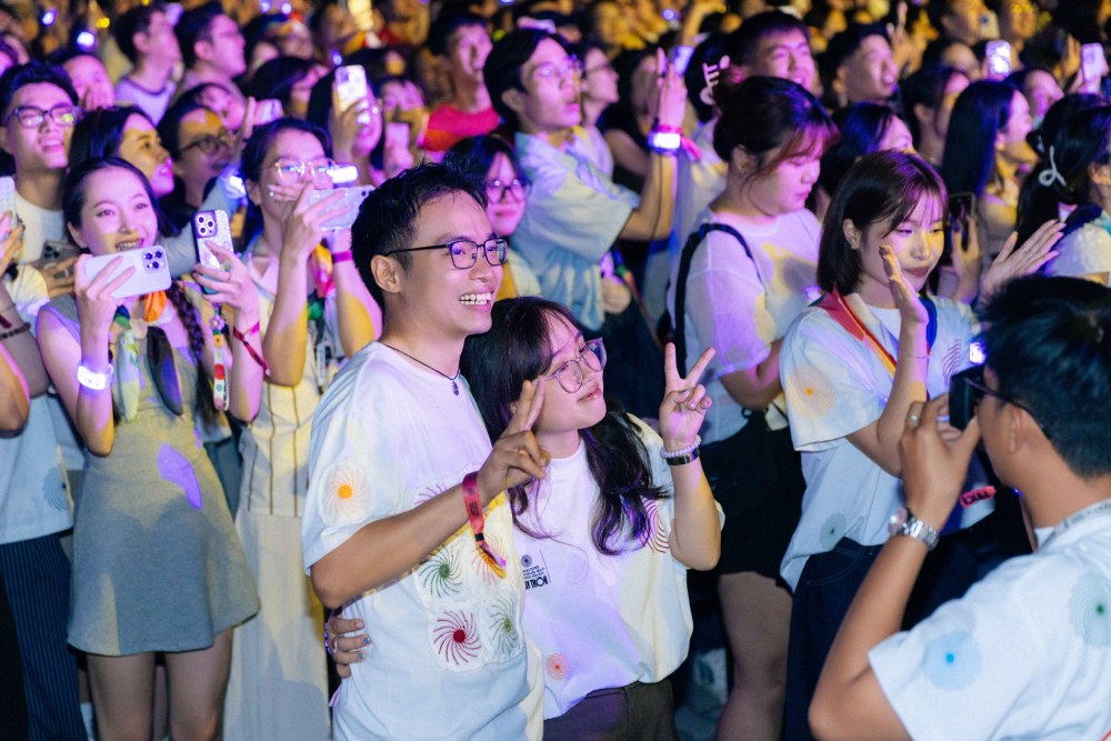 4 cặp cầu hôn trong concert “Xoay tròn” của Hoàng Dũng - Ảnh 4.