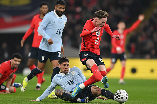 James Garner (áo đỏ) tranh bóng với cầu thủ Uruguay trong trận đấu ra mắt tuyển Anh hôm 27/3 James Garner (áo đỏ) tranh bóng với cầu thủ Uruguay trong trận đấu ra mắt tuyển Anh hôm 27/3