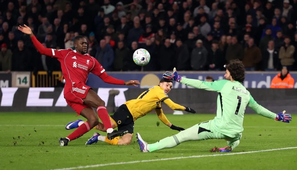 Salah ghi bàn, Liverpool vẫn thua đội cuối bảng ở Premier League - Ảnh 1. Salah ghi bàn, Liverpool vẫn thua đội cuối bảng ở Premier League - Ảnh 1.