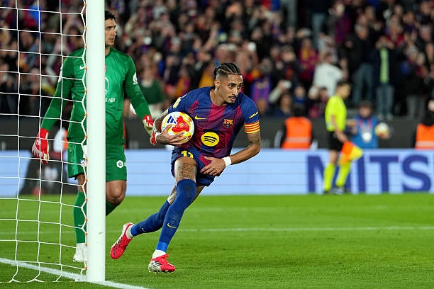 Raphinha ghi bàn trên chấm 11m