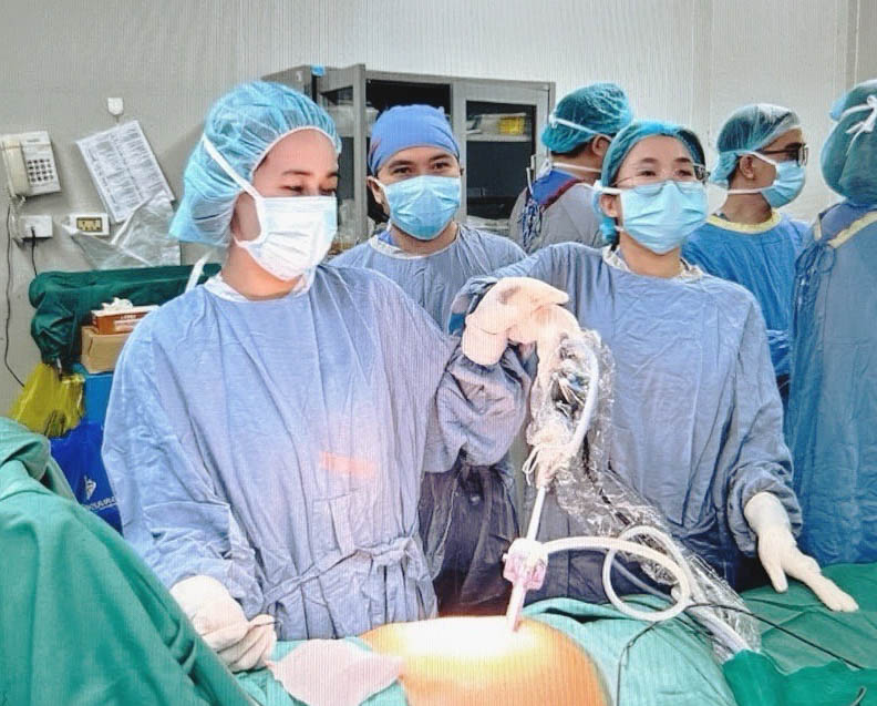 Phẫu thuật nội soi phức tạp cứu sống người bệnh "án tử" kép ung thư - Ảnh 2.