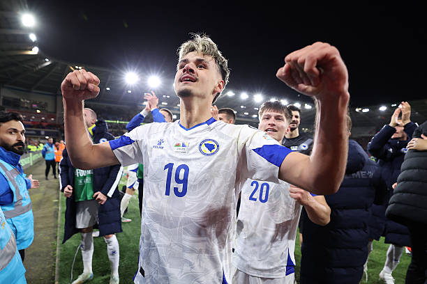 Trong đêm kịch tính của vòng play-off World Cup, cái tên Kerim Alajbegovic bất ngờ trở thành tâm điểm chú ý. Tài năng trẻ thuộc biên chế Red Bull Salzburg đã sắm vai người hùng, góp công lớn đưa Bosnia giành quyền vào trận chung kết play-off, nơi họ sẽ chạm trán tuyển Italy Trong đêm kịch tính của vòng play-off World Cup, cái tên Kerim Alajbegovic bất ngờ trở thành tâm điểm chú ý. Tài năng trẻ thuộc biên chế Red Bull Salzburg đã sắm vai người hùng, góp công lớn đưa Bosnia giành quyền vào trận chung kết play-off, nơi họ sẽ chạm trán tuyển Italy