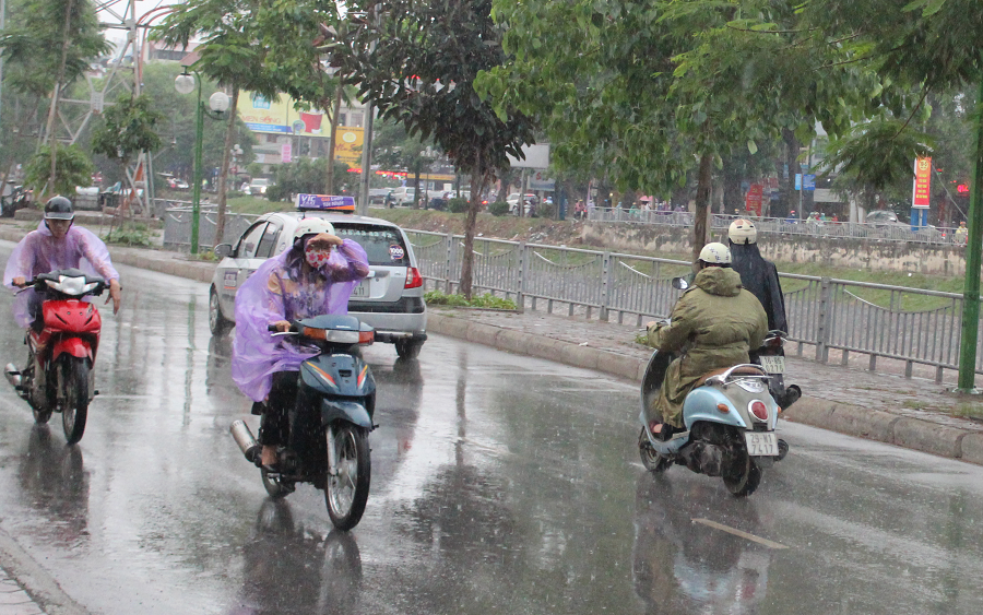 Dự báo thời tiết ngày 1/4: Bắc Bộ cảnh báo mưa dông, Nam Bộ nắng nóng gia tăng