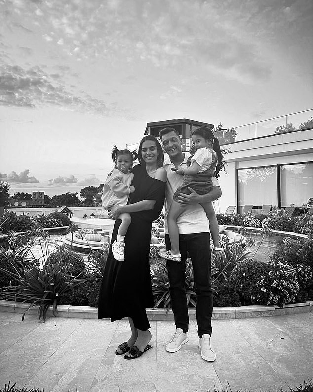 Cuộc sống xa hoa của Mesut Ozil trong dinh thự khổng lồ tại Thổ Nhĩ Kỳ - Ảnh 3.