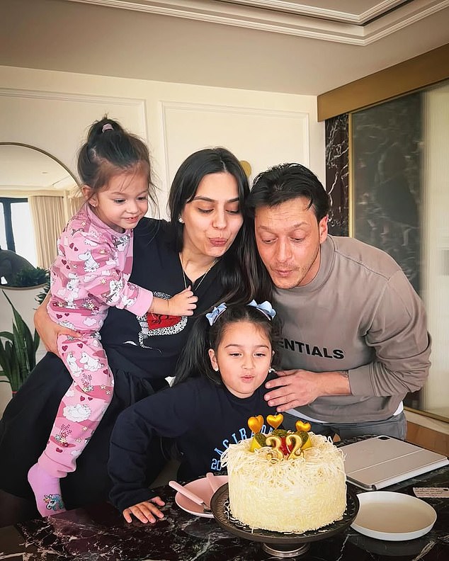 Cuộc sống xa hoa của Mesut Ozil trong dinh thự khổng lồ tại Thổ Nhĩ Kỳ - Ảnh 2.