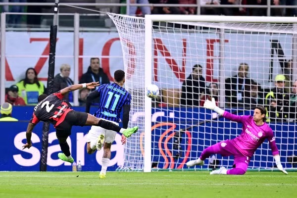 AC Milan thắng derby nghẹt thở, thắp lại cuộc đua vô địch Serie A - Ảnh 1. AC Milan thắng derby nghẹt thở, thắp lại cuộc đua vô địch Serie A - Ảnh 1.