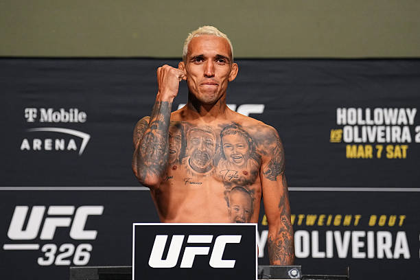 Võ sĩ người Brazil Charles Oliveira giành đai BMF 2026