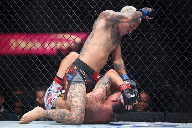 Võ sĩ người Brazil Charles Oliveira đã có màn trình diễn áp đảo trước Max Holloway để giành chiến thắng bằng quyết định đồng thuận sau 5 hiệp đấu