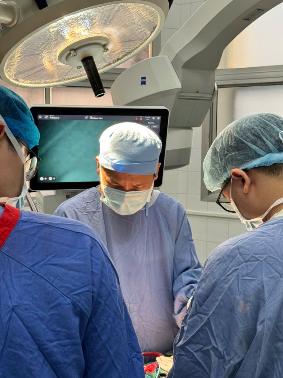 Cấp cứu trong “giờ vàng” cứu người đàn ông tự cắt bộ phận sinh dục - Ảnh 1.