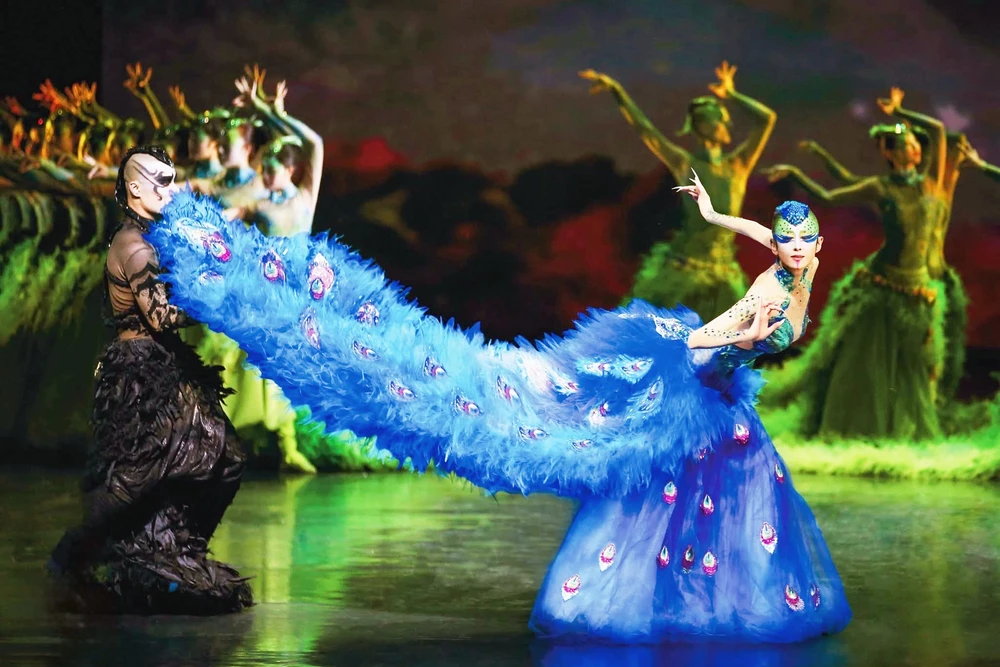 “Khổng tước” Dương Lệ Bình – khi tinh khí thần phương Đông sải cánh trên sân khấu Hà Nội - Ảnh 1.