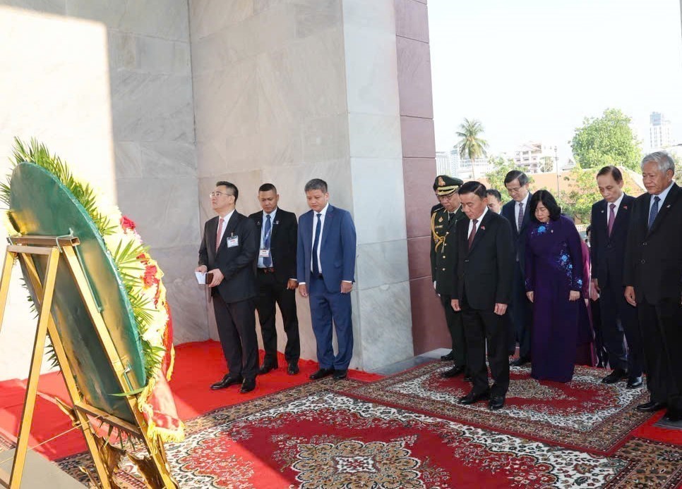 Thường trực Ban Bí thư Trần Cẩm Tú đặt vòng hoa tại Đài Độc lập, Đài tưởng niệm cố Quốc vương Norodom Sihanouk, Đài Hữu nghị Campuchia - Việt Nam - Ảnh 4.