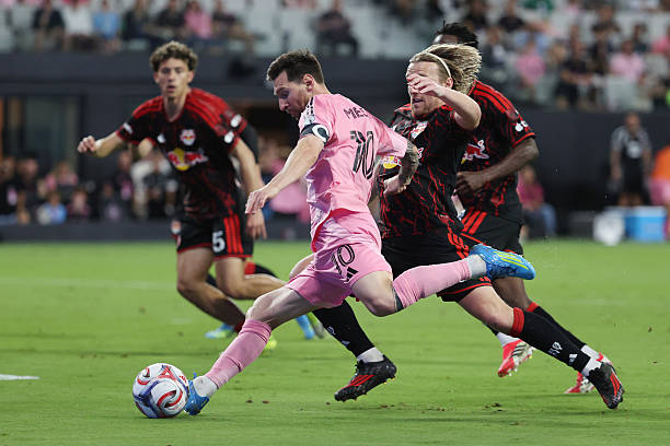 Trận đấu giữa Inter Miami và New York Red Bulls tại Nu Stadium diễn ra với kịch bản hấp dẫn và kết thúc bằng tỷ số hòa 2-2, khiến đội chủ nhà tiếp tục chưa thể giành chiến thắng tại sân đấu mới.