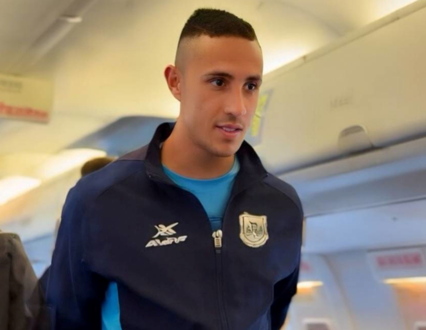 Chuyện thật như đùa: Cầu thủ chuyên nghiệp bị còng tay vì dọa nổ tung máy bay - Ảnh 1.