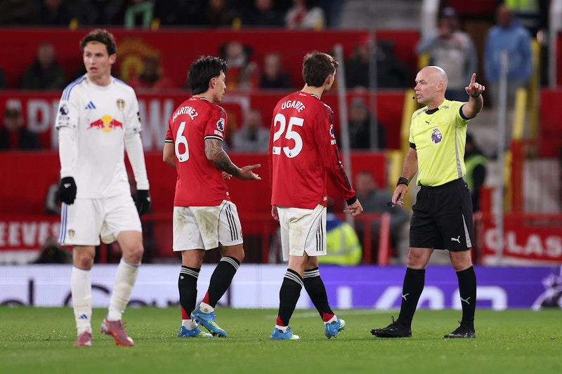 Lisandro Martinez bị đuổi, MU lần đầu thua Leeds ở Old Trafford sau 45 năm - Ảnh 1.