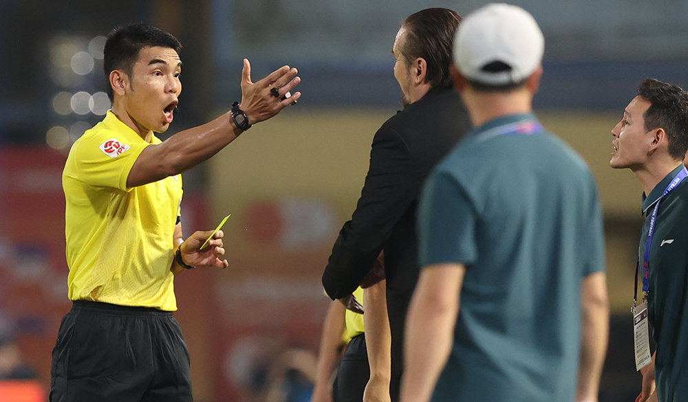 Bình luận: Suy ngẫm từ một tấm thẻ đỏ - Ảnh 1. Bình luận: Suy ngẫm từ một tấm thẻ đỏ - Ảnh 1.