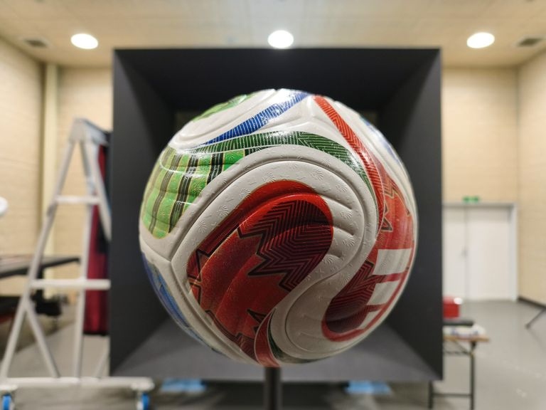 Giáo sư vật lý nhắc nhở các cầu thủ về quỹ đạo của quả bóng World Cup 2026 - Ảnh 2.