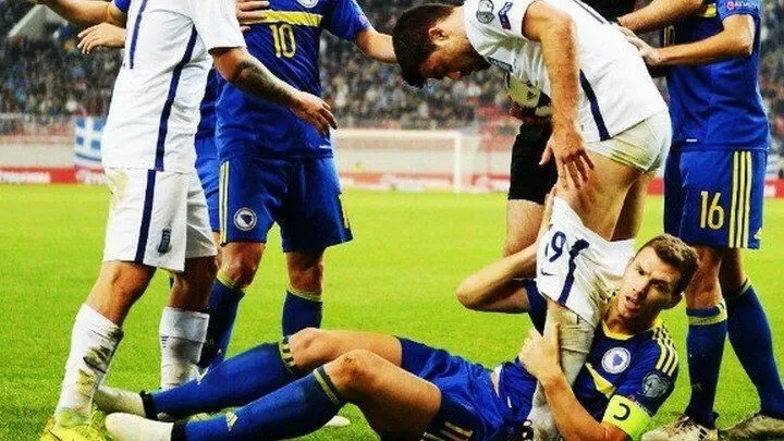 Chiếc thẻ đỏ của Lisandro Martinez & những pha đuổi người hy hữu nhất lịch sử - Ảnh 2.