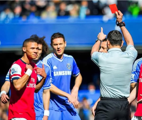 Chiếc thẻ đỏ của Lisandro Martinez & những pha đuổi người hy hữu nhất lịch sử - Ảnh 7.