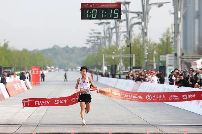 Ngày 12/4/2026, tại giải bán marathon ở Bắc Kinh, sinh viên 21 tuổi của Đại học Thanh Hoa Vương Văn Kiệt đã gây tiếng vang lớn khi cán đích đầu tiên ngay tại Quảng trường Thiên An Môn với thời gian 1 giờ 01 phút 15 giây.